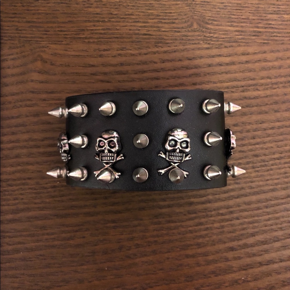 Spiked leather cuff with skulls